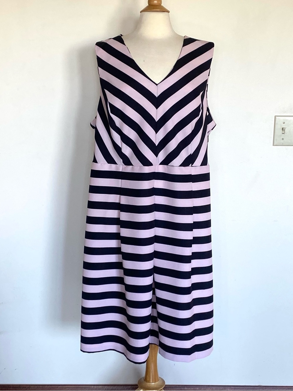Sleeveless Pink and Black Striped V-Neck Dress Size 22